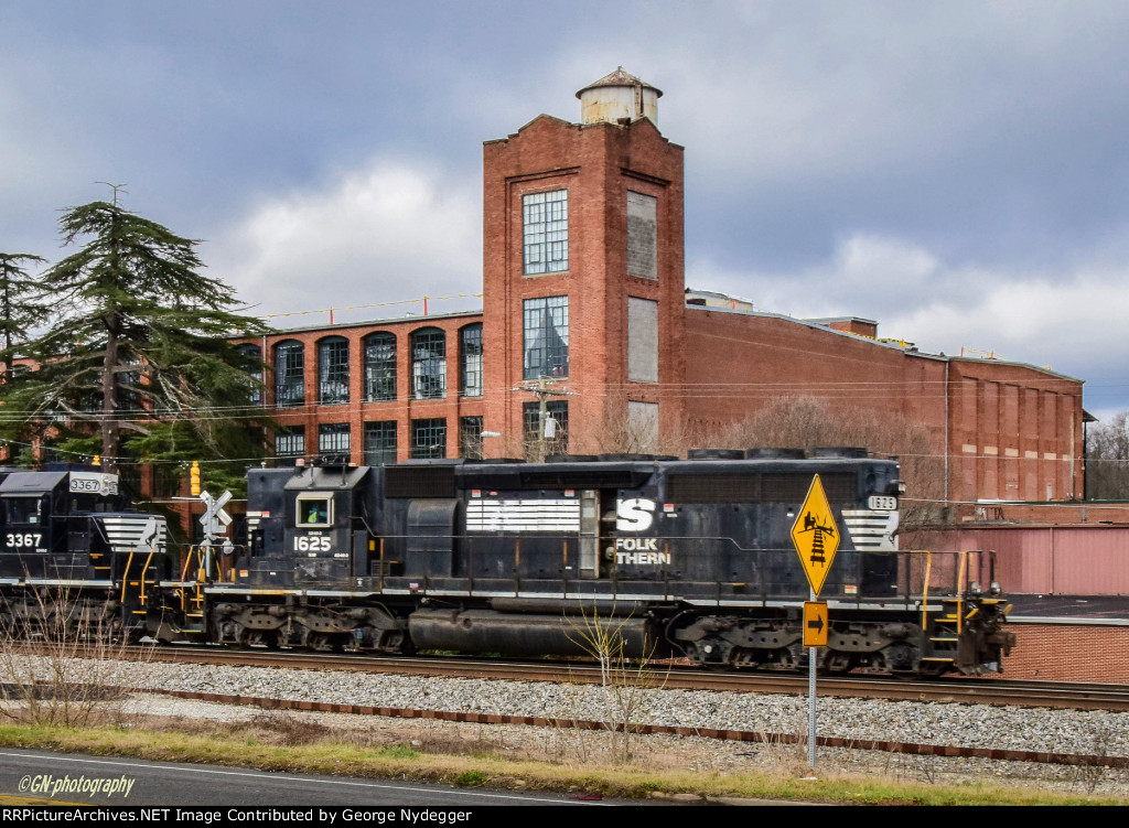 NS 1625 in front of a former textile mill